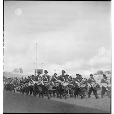 La musique du 43e RIA (régiment d'infanterie alpine) de Marseille défile sur le Stade Vélodrome.
