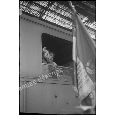 Arrivée du train rapatriant des prisonniers de guerre blessés en provenance d'Allemagne.