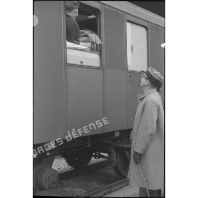 Arrivée du train rapatriant des prisonniers de guerre blessés en provenance d'Allemagne.