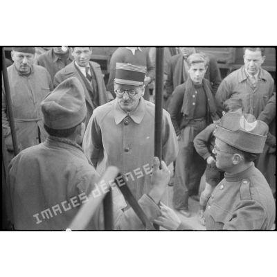 Les autorités militaires et civiles s'adressent aux prisonniers de guerre blessés rapatriés d'Allemagne à l'arrivée du train en gare de Marseille Saint-Charles.