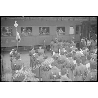 A l'arrivée du train ramenant des prisonniers de guerre blessés rapatriés d'Allemagne, la garde au drapeau et la musique du 43e régiment d'infanterie alpine (RIA) rendent les honneurs.