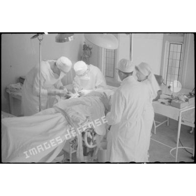 Intervention chirurgicale dans la salle d'opérations de l'hôpital complémentaire d'armée du Mont des oiseaux.