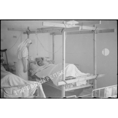 Une chambre de grands blessés à l'hôpital complémentaire d'armée du Mont des oiseaux.