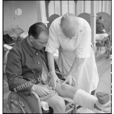 Un soldat blessé reçoit des soins d'un personnel médical à l'hôpital complémentaire d'armée du Mont des oiseaux.