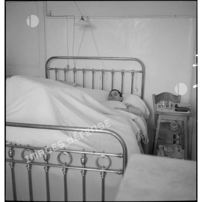 La chambre d'un soldat blessé, prisonnier rapatrié d'Allemagne, à l'hôpital complémentaire d'armée du Mont des oiseaux.
