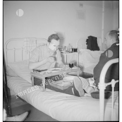 Un soldat blessé prend un repas dans sa chambre à l'hôpital complémentaire d'armée du Mont des oiseaux.