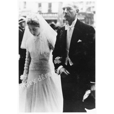 Isaure de Féligonde, future épouse du fils du général Charles Huntziger, arrive à l'église Saint-Louis de Vichy accompagnée de son père.