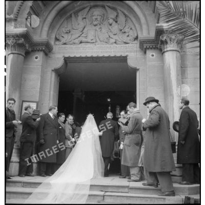 Isaure de Féligonde, future épouse du fils du général Charles Huntziger, accompagnée de son père, entre dans l'église Saint-Louis de Vichy.