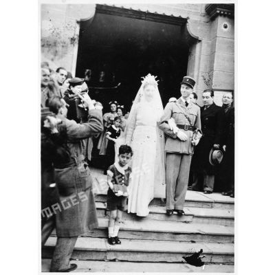 Le lieutenant Jacques Huntziger et son épouse Isaure de Féligonde se trouvent sur les marches de l'église à l'issue de la cérémonie de mariage.