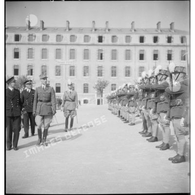 Revue des troupes lors de la visite des élèves officiers de l'Ecole navale.