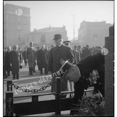 Le maréchal Pétain se tient devant le monument aux morts de l'armée d'Orient et des terres lointaines de la Grande Guerre à Marseille pour y déposer une gerbe de fleurs.