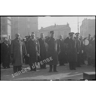Au cours de la cérémonie, le maréchal Pétain, chef de l'Etat, et l'amiral François Darlan, ministre de la Marine, saluent probablement au moment de l'exécution de la Marseillaise ou de la sonnerie aux morts. Derrière le maréchal, au centre, Marcel Peyrouton, ministre de l'Intérieur.