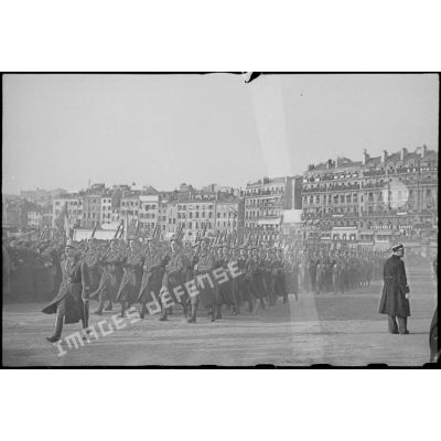 Défilé des troupes à pied sur le quai des Belges du Vieux-Port de Marseille.<br>