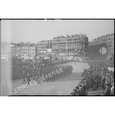 Défilé des chasseurs alpins du 24e ou 25e bataillon de chasseurs alpins) (BCA) de Hyères sur le quai des Belges du Vieux-Port de Marseille, lors de la visite du maréchal Philippe Pétain.