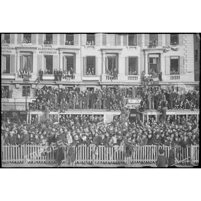 La foule marseillaise en liesse attend le défilé des troupes sur le Vieux-Port lors de la visite du maréchal Philippe Pétain dans la ville.