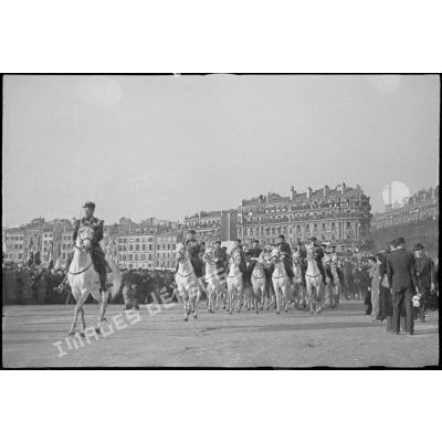 Défilé de troupes montées sur le quai des Belges du Vieux-Port de Marseille lors de la visite du maréchal Philippe Pétain.