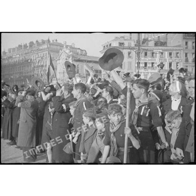 La foule est massée sur le Vieux-Port lors de la cérémonie au monument aux morts de l'armée d'Orient de la Grande Guerre à Marseille, présidée par le maréchal Phillipe Pétain.