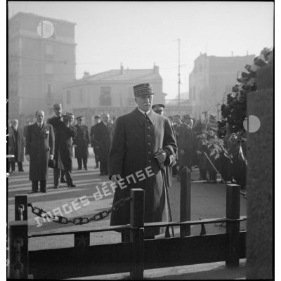 Le maréchal Pétain se tient devant le monument aux morts de l'armée d'Orient et des terres lointaines de la Grande Guerre à Marseille.