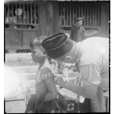 Vaccination des villageois de Ha Hoï contre le choléra par un lieutenant du Service de santé