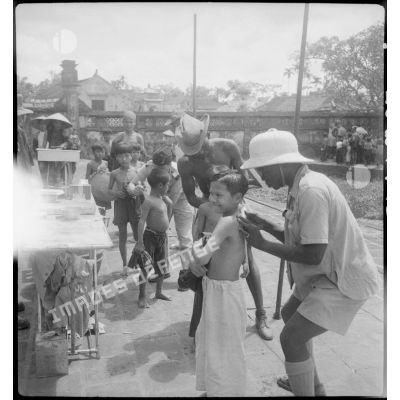 Vaccination des villageois de Ha Hoï contre le choléra par une équipe du Service de santé