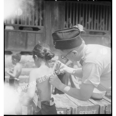 Vaccination des villageois de Ha Hoï contre le choléra par une équipe du Service de santé