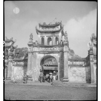 Porte ornée donnant accès à la maison communale à Ha Hoï.