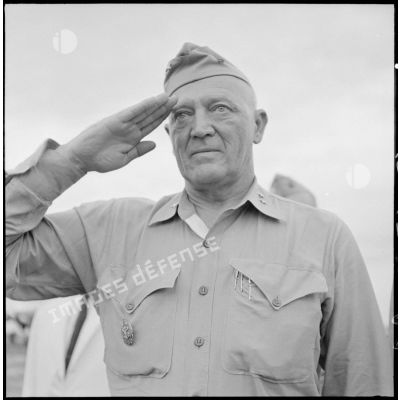 Le général américain Erskin au salut lors de son arrivée à l'aéroport de Gia Lam.