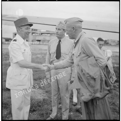 Le général Erskine, membre de la mission militaire américaine, est accueilli  à l'aéroport de Gia Lam par le général Marchand, adjoint du commandant de la zone opérationnelle du Tonkin.