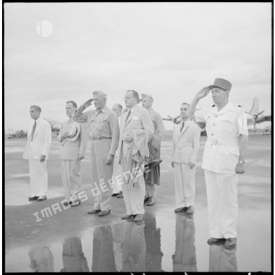 Les membres de la mission militaire américaine Melby-Erskine devant la haie d'honneur à l'aéroport de Gia Lam.
