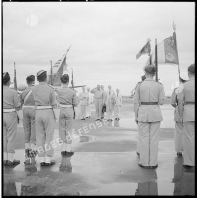 Les membres de la mission militaire américaine Melby-Erskine devant la haie d'honneur à l'aéroport de Gia Lam.