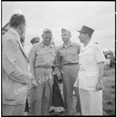 Accueil des membres de la mission militaire américaine Melby-Erskine par le général Marchand à l'aéroport de Gia Lam.