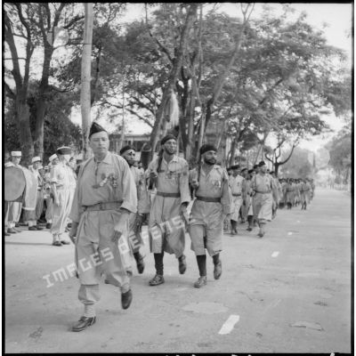 Des goumiers marocains défilent le 14 juillet 1950 à Lang Son.