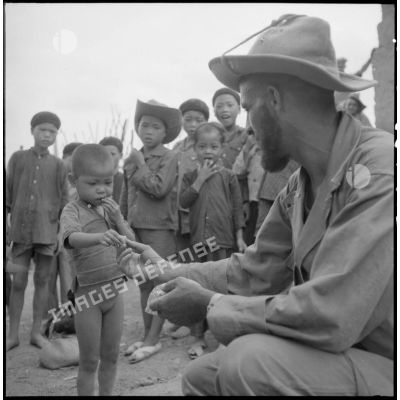 Le sergent Bonazza du 59e Goum donne un bonbon à un enfant  vietnamien.