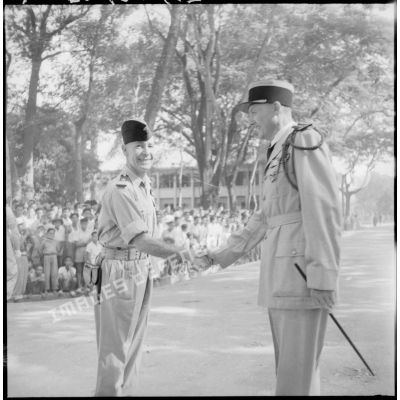 Poignée de main entre le colonel Constans et le lieutenant-colonel Le Page lors du défilé du 14 juillet à Lang Son.