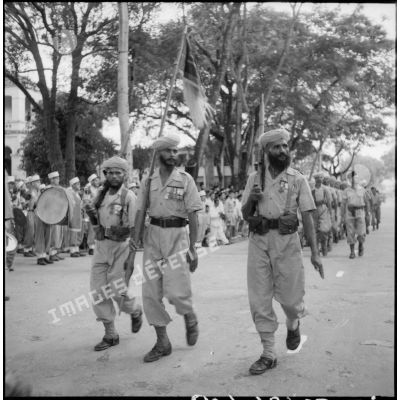 Le porte-fanion du GTMEO (Groupement de tabors marocains en Extrême-Orient) et sa garde défilent le 14 juillet 1950 à Lang Son.