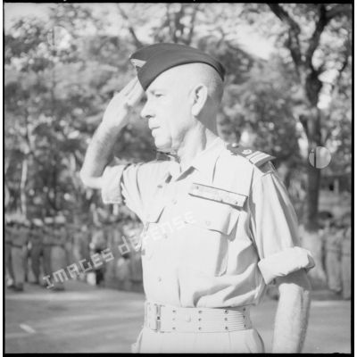Le lieutenant-colonel Le Page, commandant du GTMEO (Groupement des tabors marocains en Extrême-Orient), au salut au cours du défilé du 14 juillet 1950 à Lang Son.