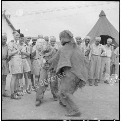 Danse rituelle exécutée par deux goumiers marocains couverts d'une peau de mouton lors de la fête de l'Aïd el-Seghir à Long Son.