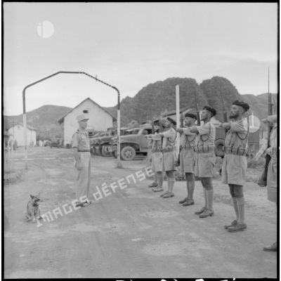 Passage en revue des goumiers marocains par le lieutenant-colonel Le Page, commandant le GTMEO (Groupement de tabors marocains en Extrême-Orient), au cours d'une prise d'armes à Lang Son.