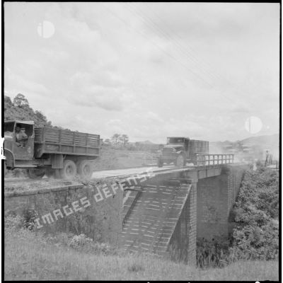 Passage du convoi sur un pont entre Lang Son et Loc Binh.