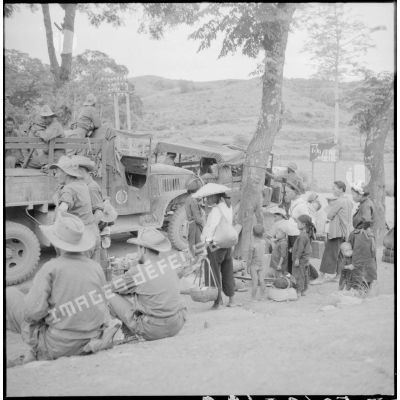 Escale du convoi à Dinh Lap, avec des éléments du 73e bataillon de la Légion.
