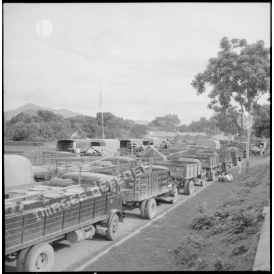 Rassemblement des camions civils du convoi sur l'ancien stade de la ville (vraisemblablement Dinh Lap) avant le départ.