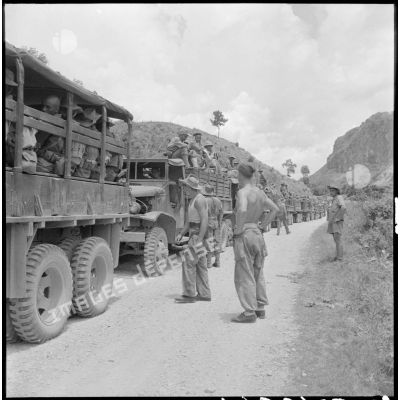 Le convoi de camions transportant des hommes du 3e Tabor, stationné sur la RC 4 entre Na Cham à Lang Son.