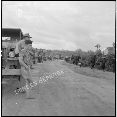 Le convoi de camion transportant des hommes du 3e Tabor, stationné sur la RC 4 entre Na Cham à Lang Son.