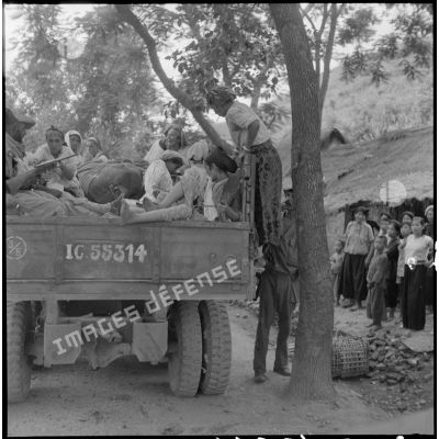 Des éléments du 3e Tabor accompagnés de femmes marocaines à bord d'un camion du convoi se déplaçant entre Na Cham et Lang Son.