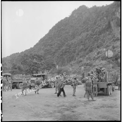 Chargement d'éléments du 3e Tabor et du matériel à bord des camions d'un convoi entre Na Cham et Lang Son.