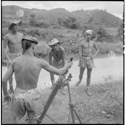Près de Dong Dang à la frontière chinoise, tir de mortier de 81mm vers des positions Viêt-minh par les hommes du 1er RCh.
