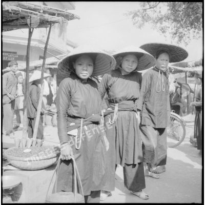 Femmes Tho au marché.