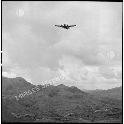 Un avion Junkers Ju-52 avant un parachutage de matériel au-dessus d'un poste dans la région montagneuse de Cao Bang.