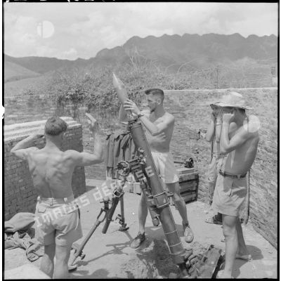 Mortier de 120 mm dans un poste de surveillance tenu par la Légion étrangère autour de Cao Bang.