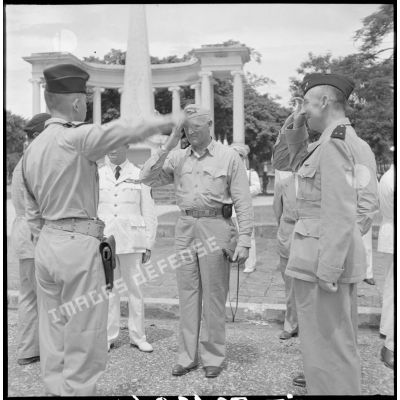Honneurs militaires devant le monument aux morts d'Haïphong avec les membres de la mission militaire américaine Melby-Erskine.